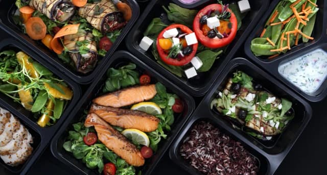 Ile kosztuje catering Chodakowskiej? Sprawdź ceny i oferty dietetyczne